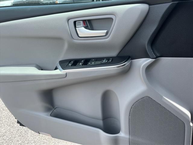 2017 Toyota Camry SE - Photo 18