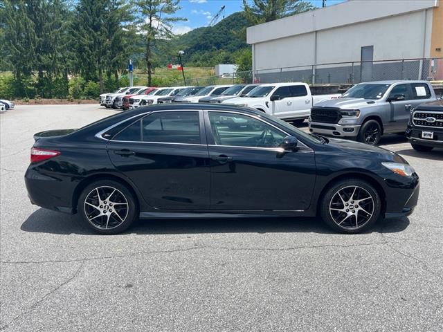 2017 Toyota Camry SE - Photo 2