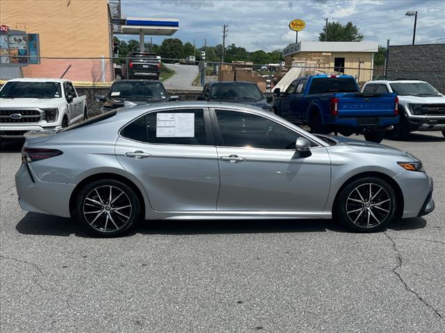 2022 Toyota Camry SE - Photo 2