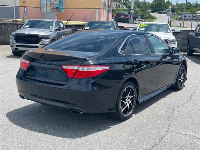 2017 Toyota Camry SE - Photo 3