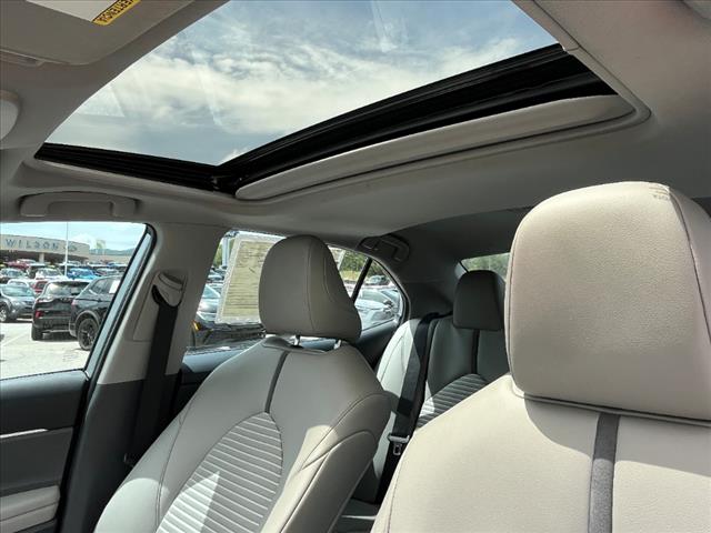 2022 Toyota Camry SE - Photo 9
