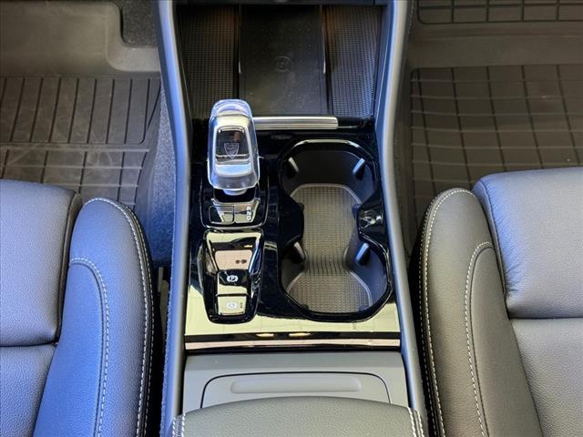 2024 Volvo XC40 B5 Plus Bright Theme