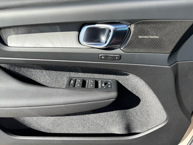 2024 Volvo XC40 B5 Ultimate Bright Theme