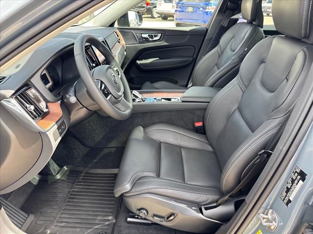 2024 Volvo XC60 Recharge T8 Ultimate Dark Theme