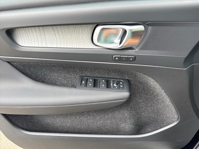 2024 Volvo XC40 B5 Plus Dark Theme