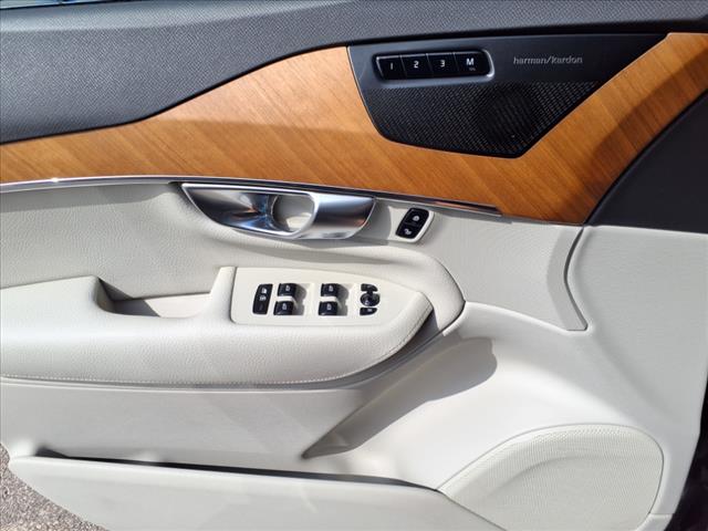 2022 Volvo XC90 T6 Momentum