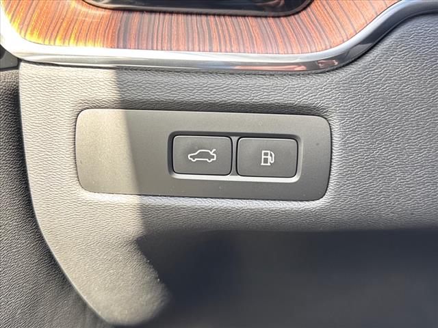 2024 Volvo XC60 Recharge T8 Ultimate Dark Theme