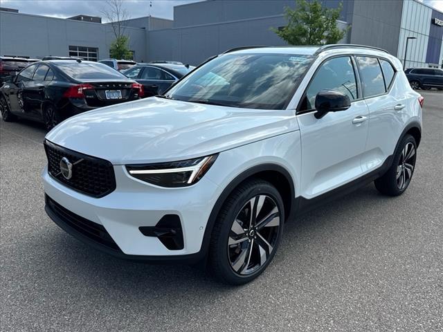 2025 Volvo XC40 B5 Plus Dark Theme