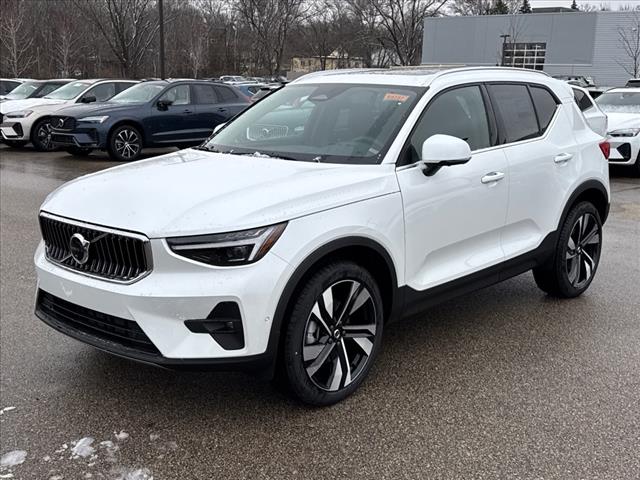 2025 Volvo XC40 B5 Plus Bright Theme