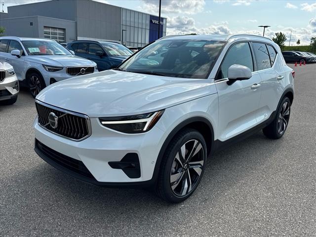 2025 Volvo XC40 B5 Ultra Bright Theme