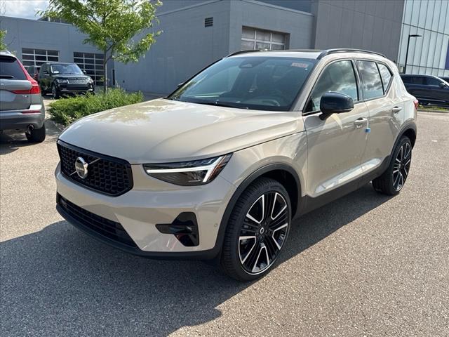 2025 Volvo XC40 B5 Ultra Dark Theme