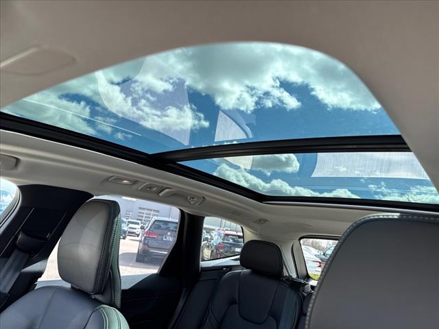 2024 Volvo XC60 Recharge T8 Ultimate Dark Theme