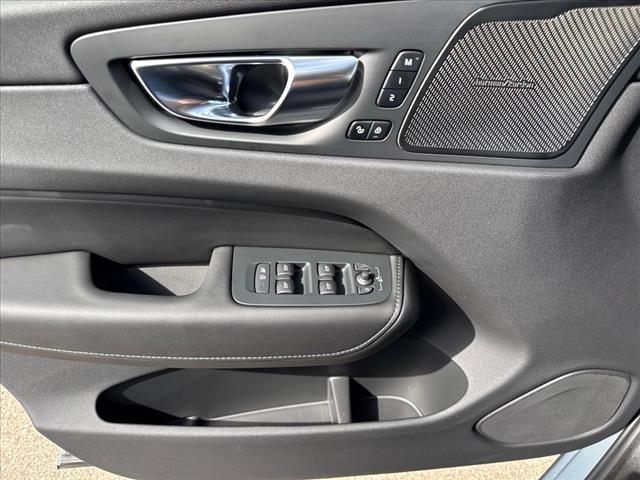 2024 Volvo XC60 Recharge T8 Ultimate Dark Theme