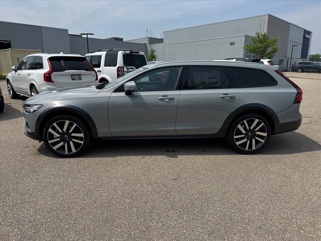 2025 Volvo V90 Cross Country B6 Plus