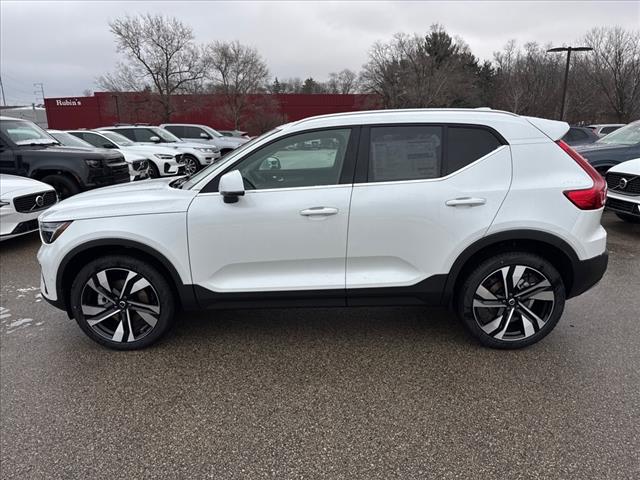 2025 Volvo XC40 B5 Plus Bright Theme