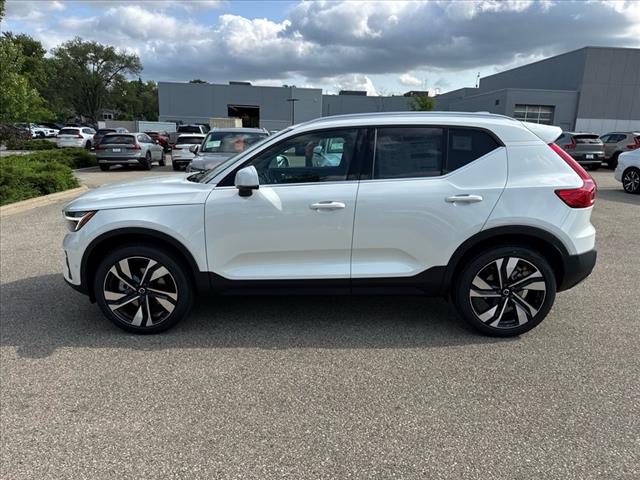 2025 Volvo XC40 B5 Ultra Bright Theme
