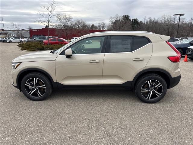 2025 Volvo XC40 B5 Core Bright Theme