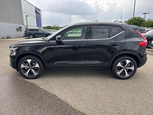 2025 Volvo XC40 B5 Core Bright Theme