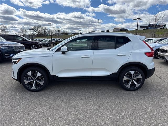 2025 Volvo XC40 B5 Core Bright Theme