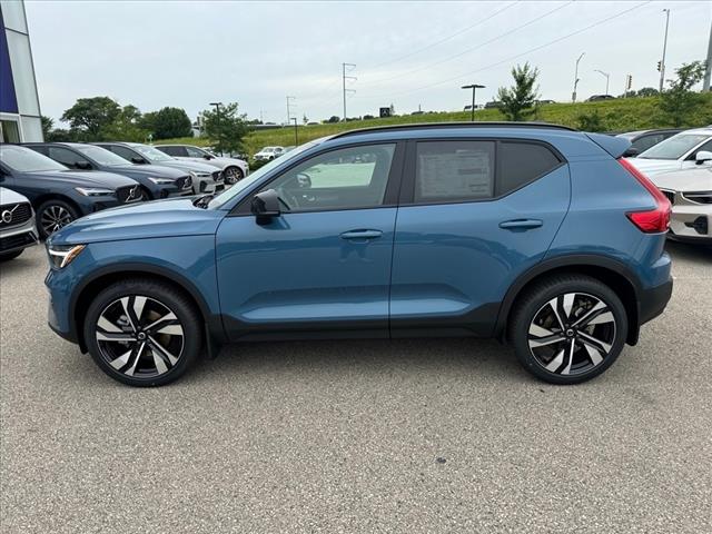 2025 Volvo XC40 B5 Ultra Dark Theme