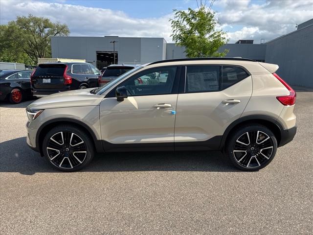 2025 Volvo XC40 B5 Ultra Dark Theme