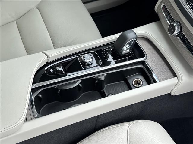 2024 Volvo XC90 B6 Plus Bright Theme