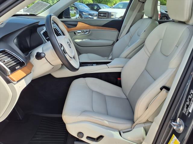 2022 Volvo XC90 T6 Momentum