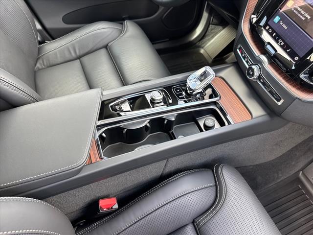 2024 Volvo XC60 Recharge T8 Ultimate Dark Theme