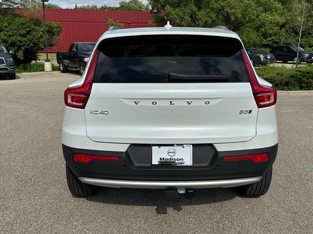 2025 Volvo XC40 B5 Ultra Bright Theme