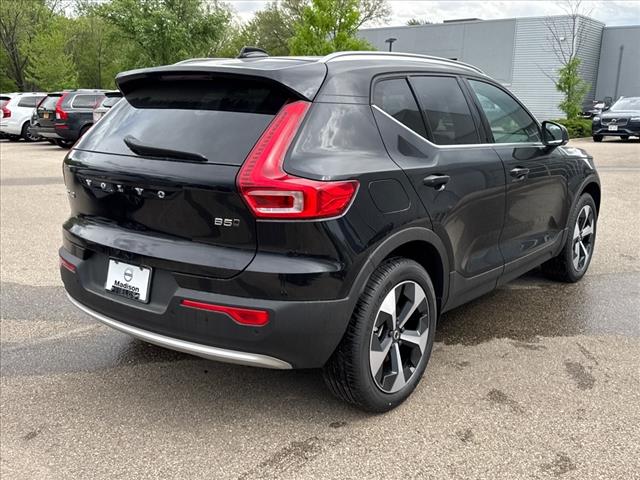 2025 Volvo XC40 B5 Core Bright Theme