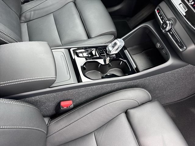 2024 Volvo XC40 B5 Plus Dark Theme