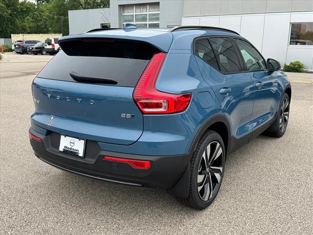 2025 Volvo XC40 B5 Ultra Dark Theme