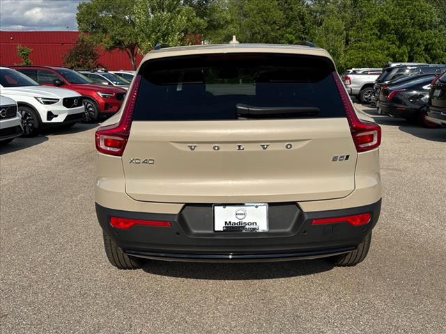 2025 Volvo XC40 B5 Ultra Dark Theme