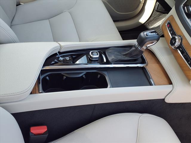 2022 Volvo XC90 T6 Momentum