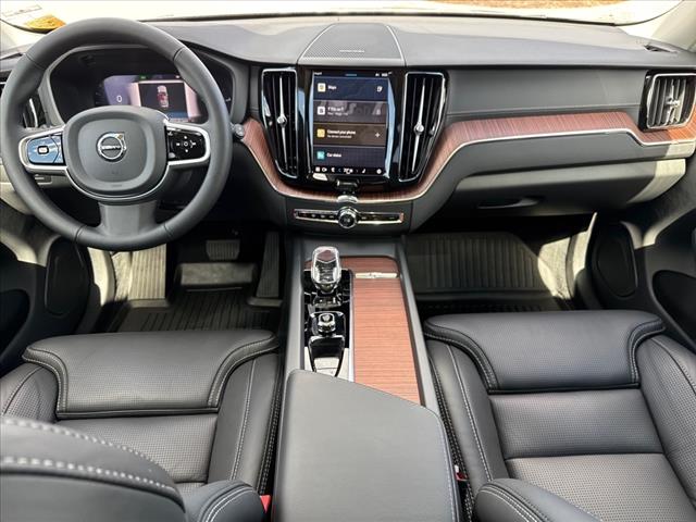 2024 Volvo XC60 Recharge T8 Ultimate Dark Theme