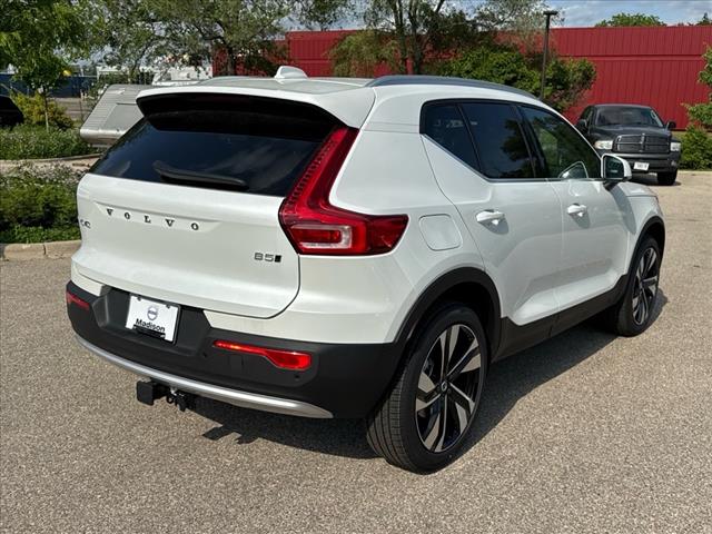 2025 Volvo XC40 B5 Ultra Bright Theme