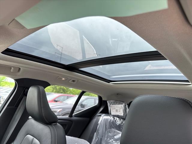 2025 Volvo XC40 B5 Core Bright Theme