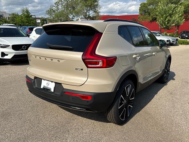 2025 Volvo XC40 B5 Ultra Dark Theme