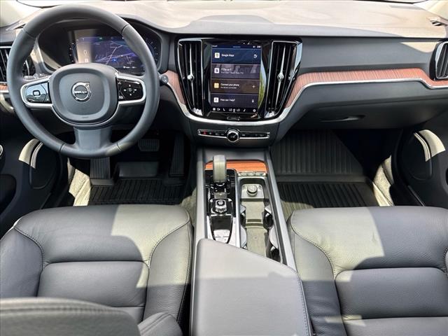 2024 Volvo V60 Cross Country B5 Plus