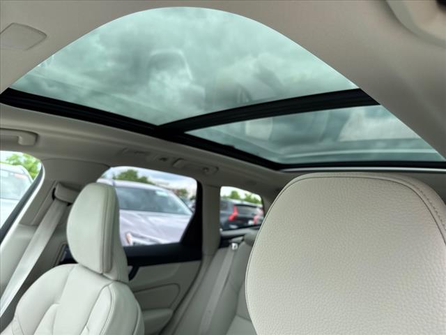 2025 Volvo XC60 T8 Plus