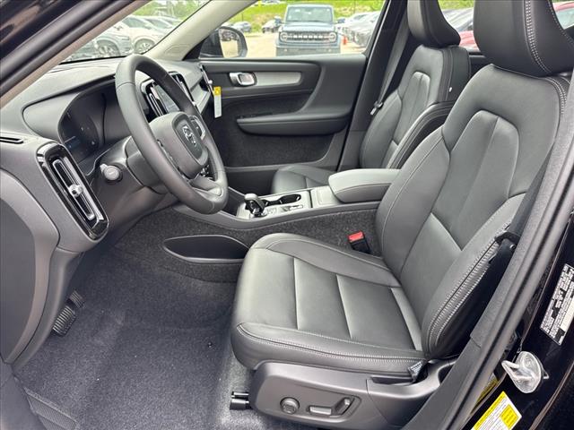 2025 Volvo XC40 B5 Core Bright Theme