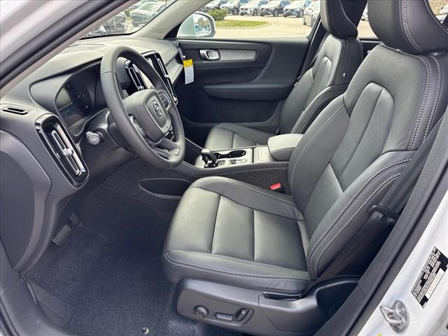 2025 Volvo XC40 B5 Core Bright Theme
