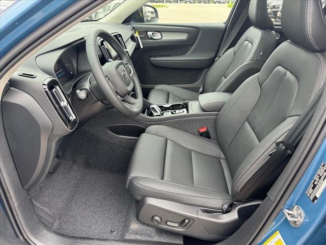 2025 Volvo XC40 B5 Ultra Dark Theme