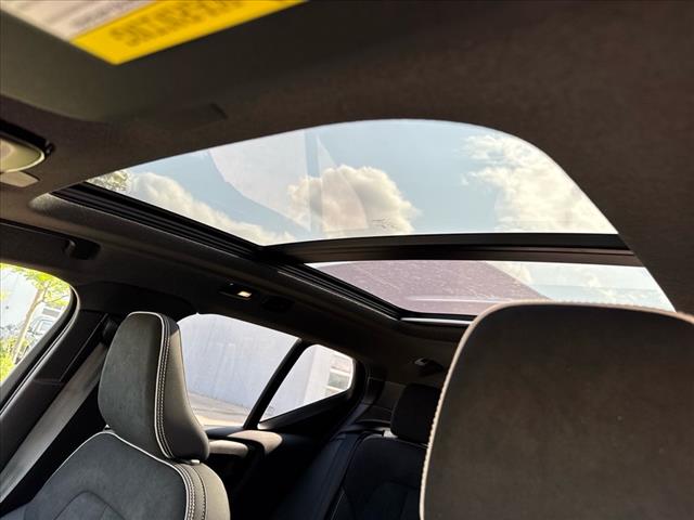 2025 Volvo XC40 B5 Ultra Dark Theme