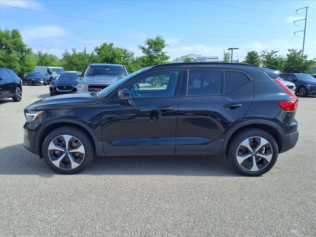 2025 Volvo XC40 B5 Plus Dark Theme