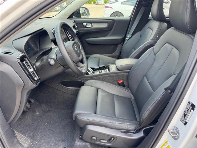 2025 Volvo XC40 B5 Plus Dark Theme
