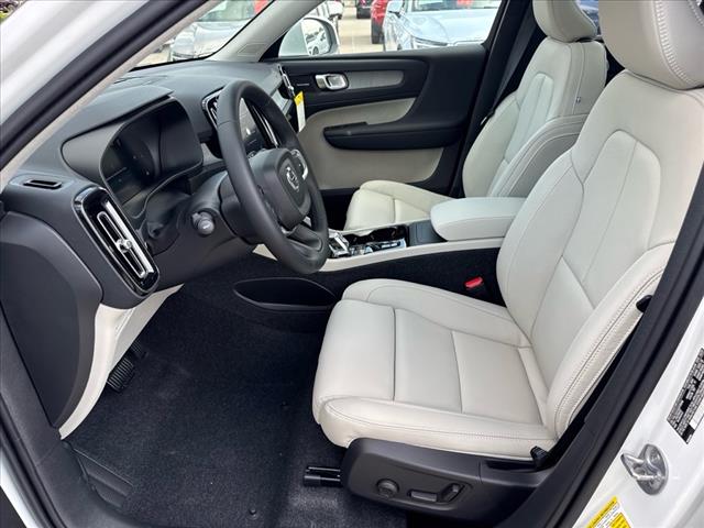 2025 Volvo XC40 B5 Ultra Bright Theme