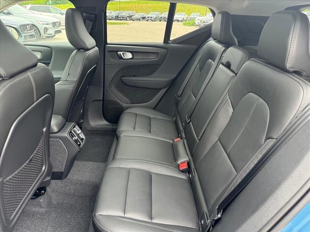2025 Volvo XC40 B5 Ultra Dark Theme
