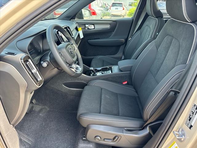 2025 Volvo XC40 B5 Ultra Dark Theme
