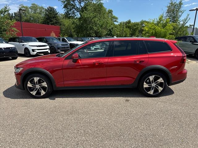 2024 Volvo V60 Cross Country B5 Plus